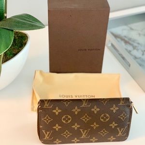 Louis Vuitton ZIPPY Wallet in Monogram canvas